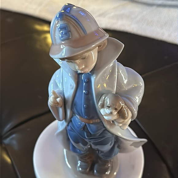 RARE Lladro Little Fireman 06334 w/original box. Mint condition & hard to find! - Picture 9 of 14